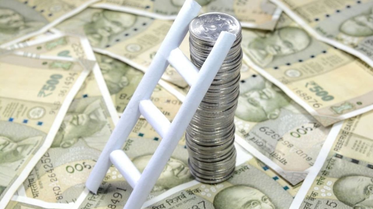 कर्मचारियों और पेंशनर्स के लिए खुशखबरी! अब तक के 7 वेतन आयोग से सैलरी में हुए ये बड़े बदलाव