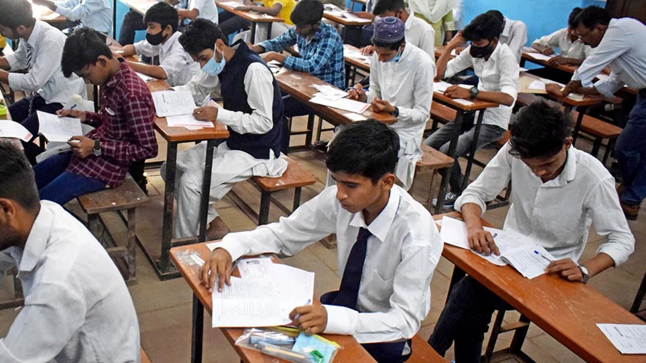 Lucknow: यूपी बोर्ड परीक्षा में 708 विद्यार्थी रहे गैरहाजिर, सख्ती के बावजूद उपस्थिति घटी