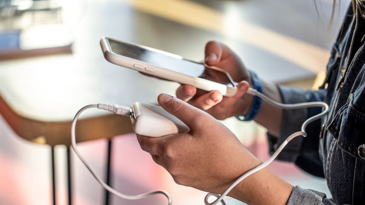 स्मार्टफोन चार्ज करते समय न करें ये गलतियां, हो सकता है खतरनाक