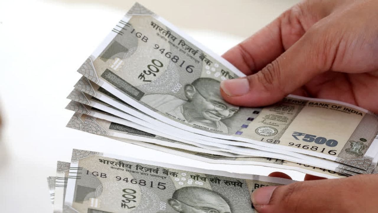 छोटी बचत योजनाओं पर सरकार का बड़ा फैसला, ब्याज दरों में कोई बदलाव नहीं, जानें पूरी डिटेल्स