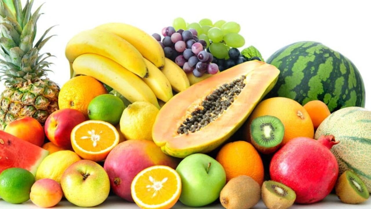 सुबह खाली पेट फल खाना सही है या नहीं? जानें एक्सपर्ट्स की राय