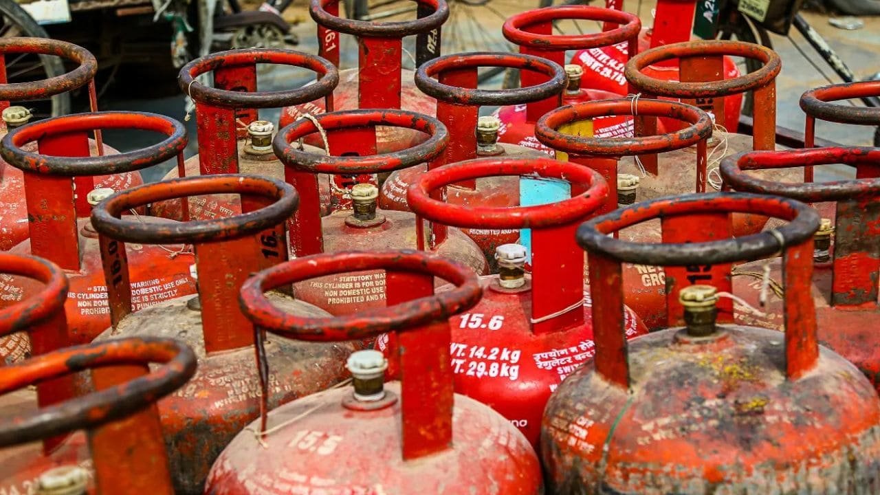 LPG Gas Cylinder Price Hike: रसोई गैस सिलेंडर हुआ 50 रुपये महंगा, इस दिन लागू होगी नई रेट